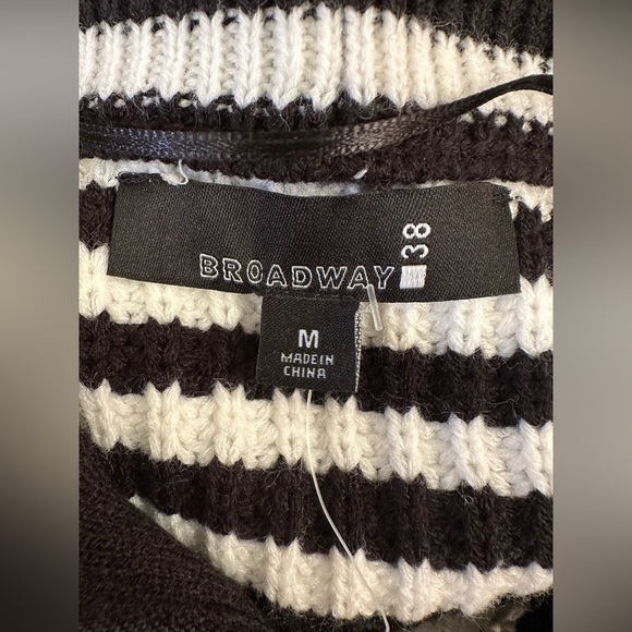 Broadway 38 Women’s Striped Black White Cropped Knit Vest NWT Size Medium - Picture 7 of 8